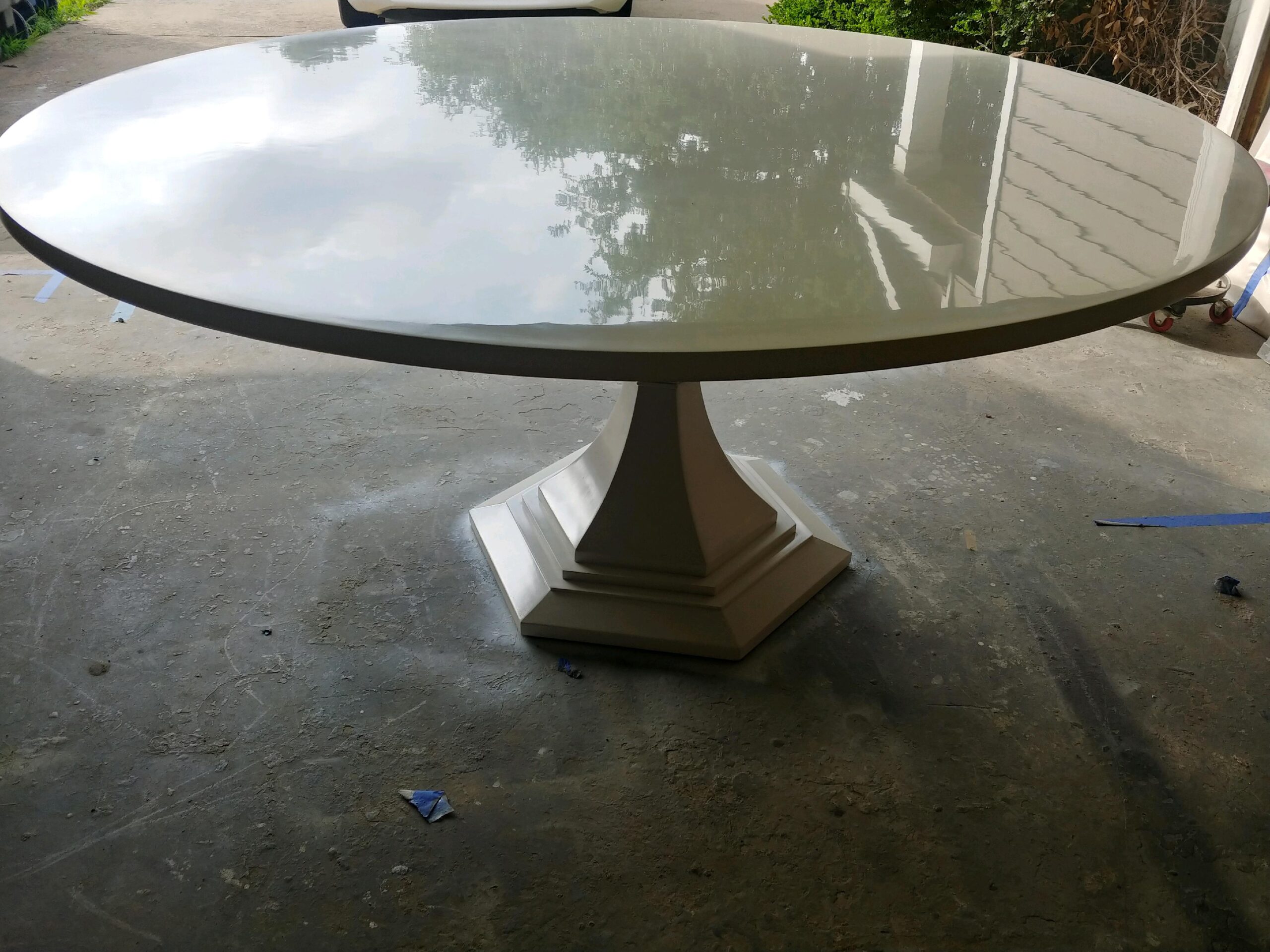 Round pedestal dining table with glossy lacquer finish