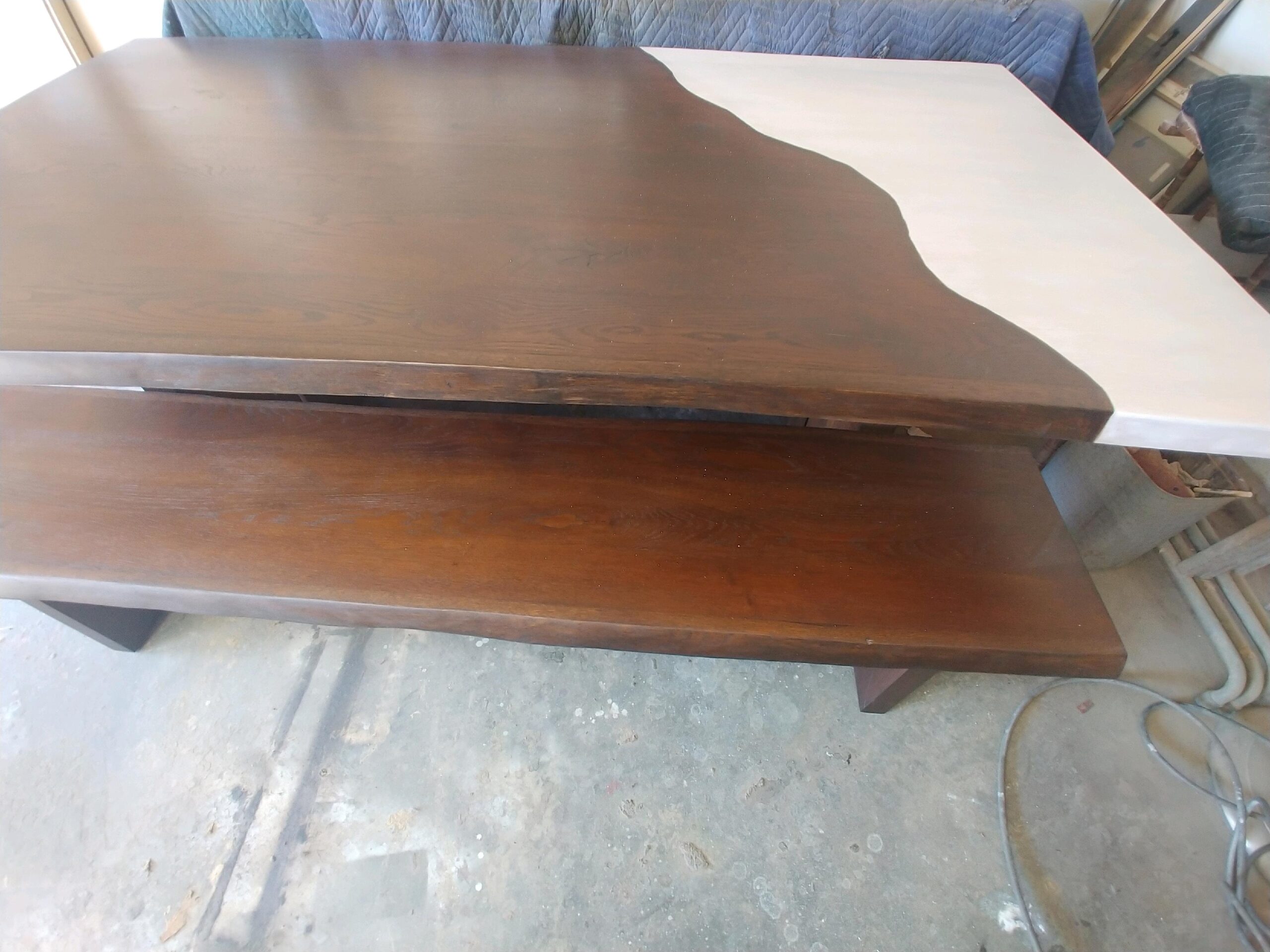 Two-tone tabletop finish detail